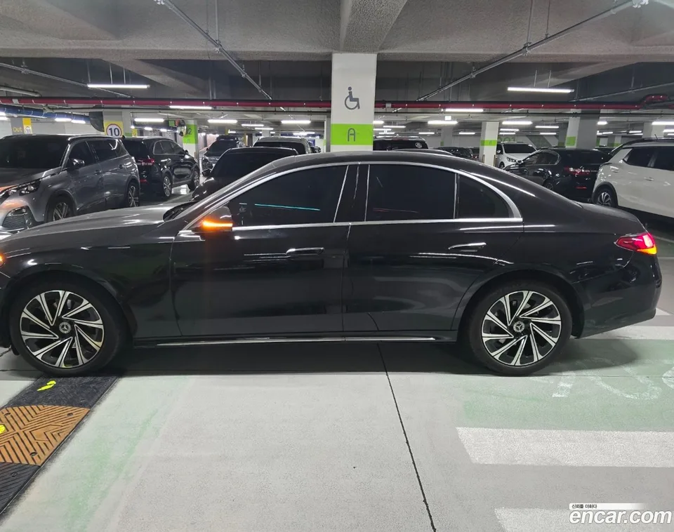 Mercedes-Benz E-Class E300 4MATIC 2024 — thumbnail 2