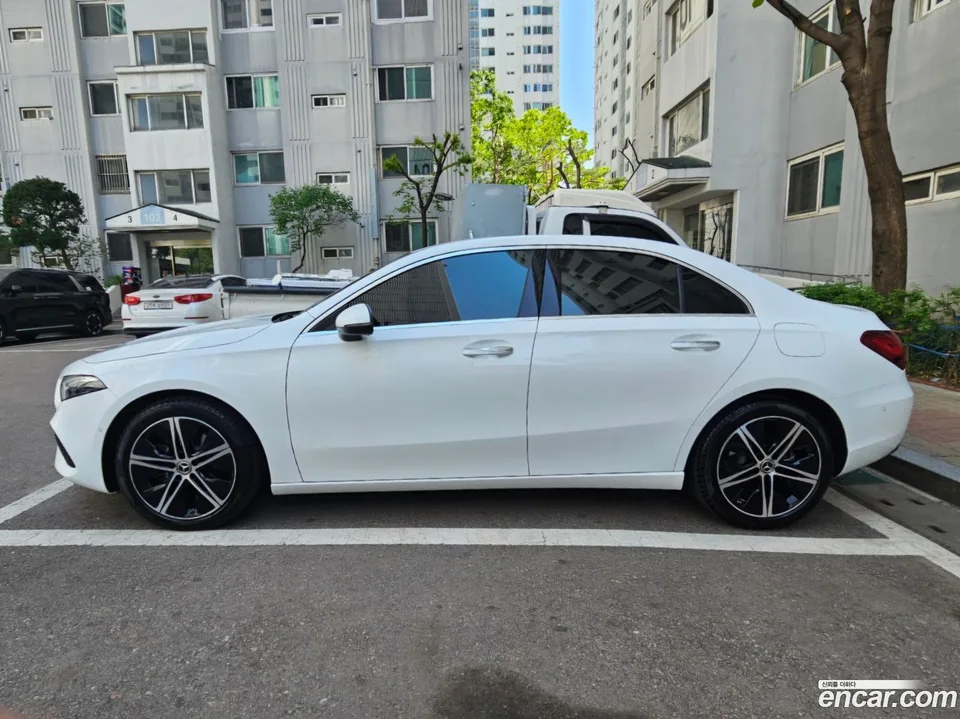 Mercedes-Benz A-Class A220 2024 — thumbnail 3