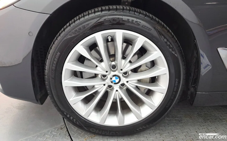 BMW 5 Series 530i xDrive 2022 — thumbnail 2