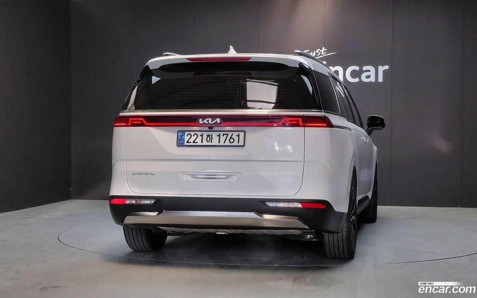 Kia Carnival 7 2023 — thumbnail 4