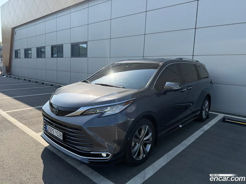 Toyota Sienna 2.5 2WD 2025 — photo 1, buy with delivery to Moscow