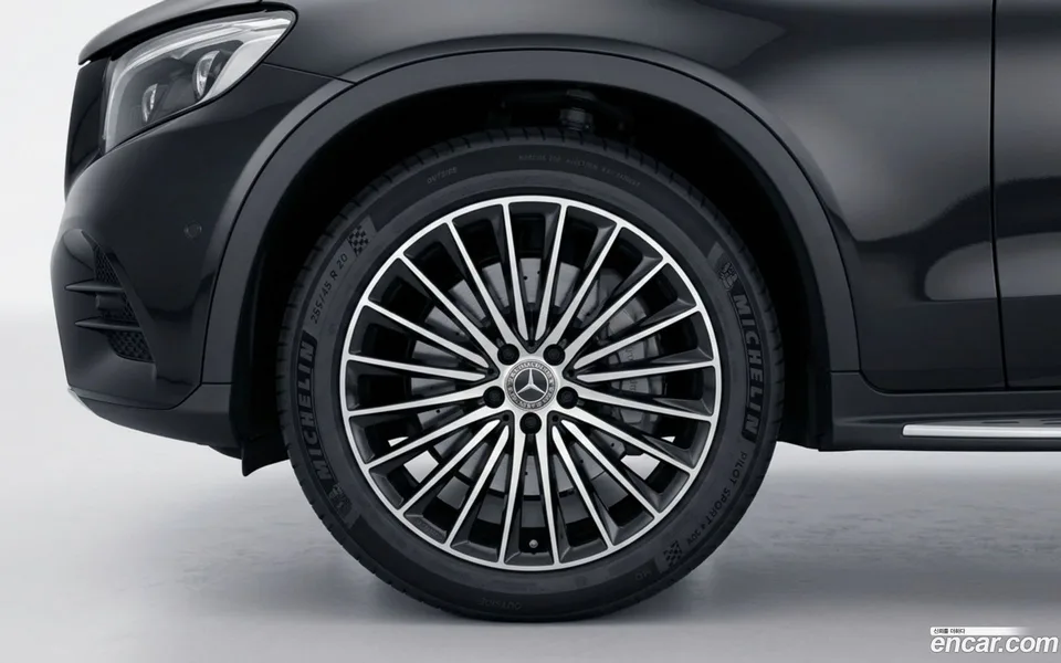 Mercedes-Benz GLC-Class GLC300 4MATIC AMG Line 2023 — thumbnail 2
