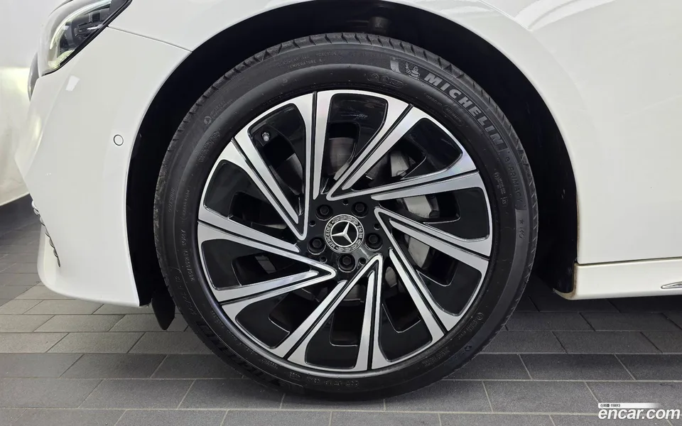 Mercedes-Benz E-Class E300 4MATIC 2024 — thumbnail 2