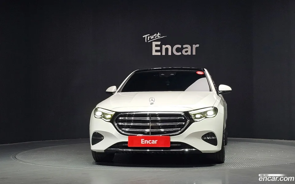 Mercedes-Benz E-Class E300 4MATIC 2024 — thumbnail 3
