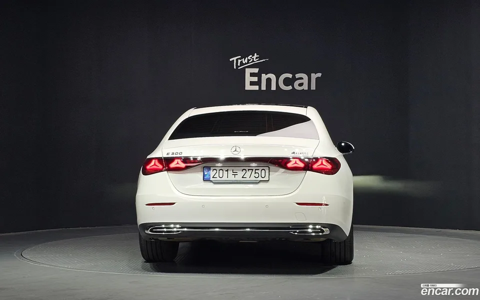 Mercedes-Benz E-Class E300 4MATIC 2024 — thumbnail 4