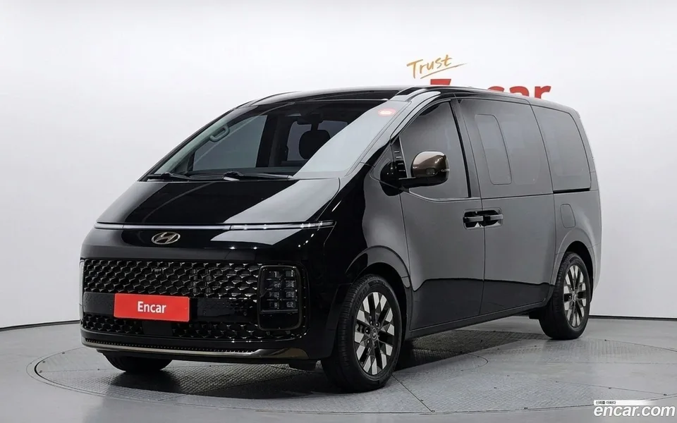 Hyundai Staria 7 2023 — photo 1, buy with delivery to Moscow