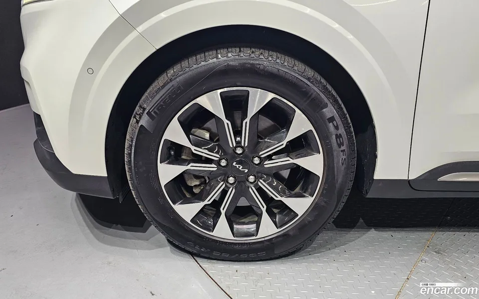 Kia Carnival 7 2023 — thumbnail 5