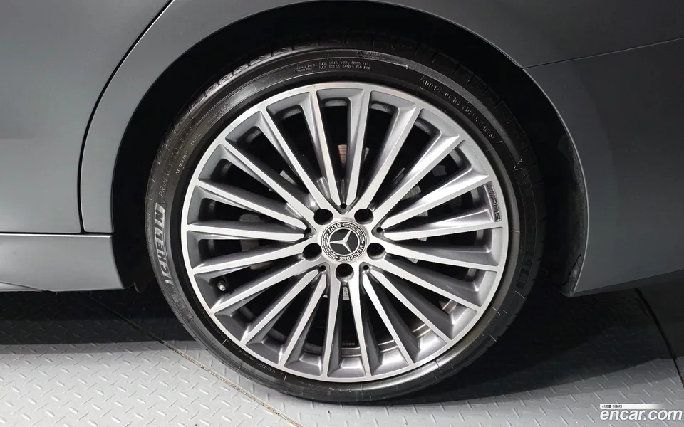 Mercedes-Benz C-Class C300 4MATIC AMG Line 2023 — thumbnail 2
