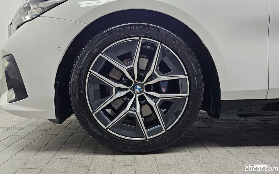 BMW 5 Series 520i M 2023 — thumbnail 2