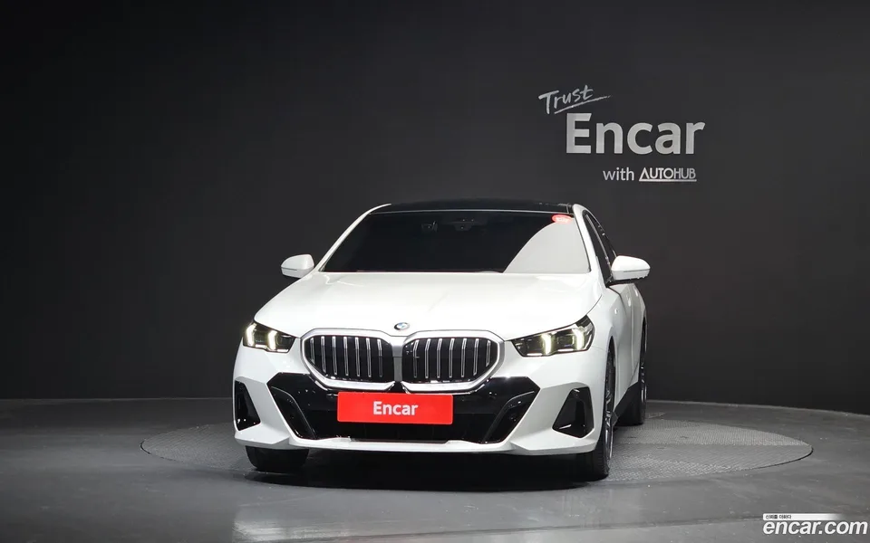 BMW 5 Series 520i M 2023 — thumbnail 3