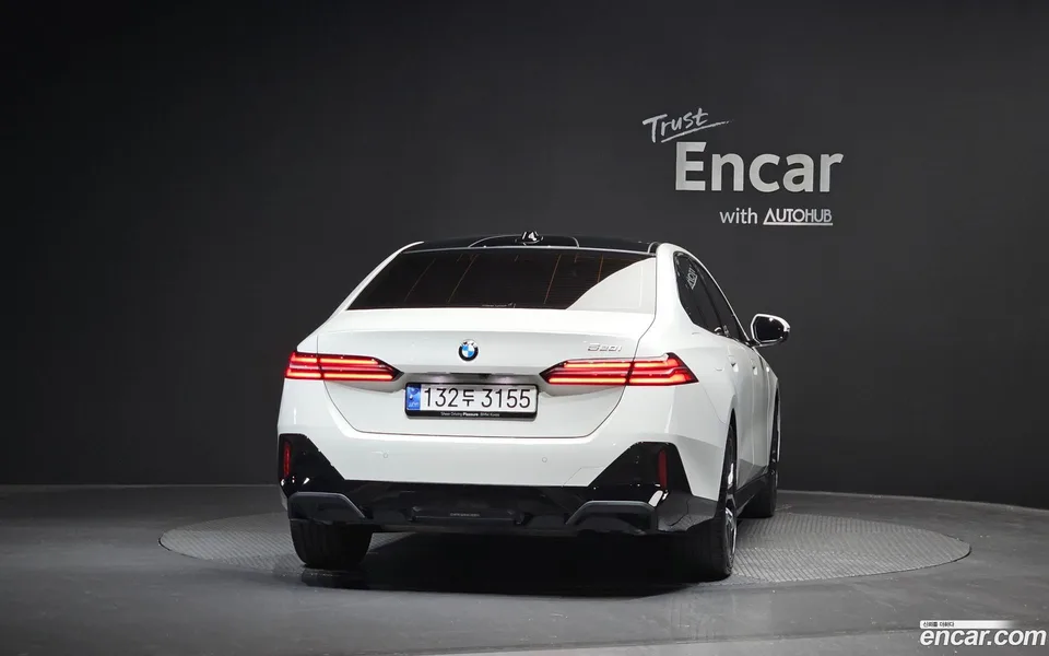 BMW 5 Series 520i M 2023 — thumbnail 4