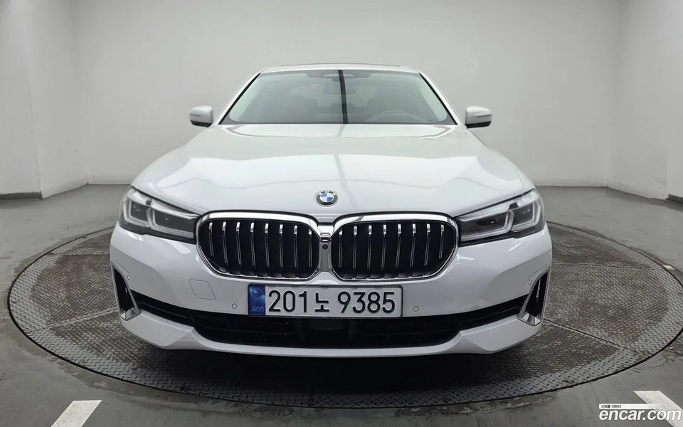 BMW 5 Series 520i 2023 — thumbnail 3