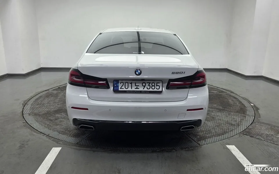BMW 5 Series 520i 2023 — thumbnail 4
