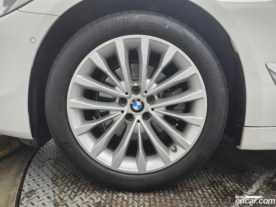 BMW 5 Series 520i 2023 — thumbnail 5