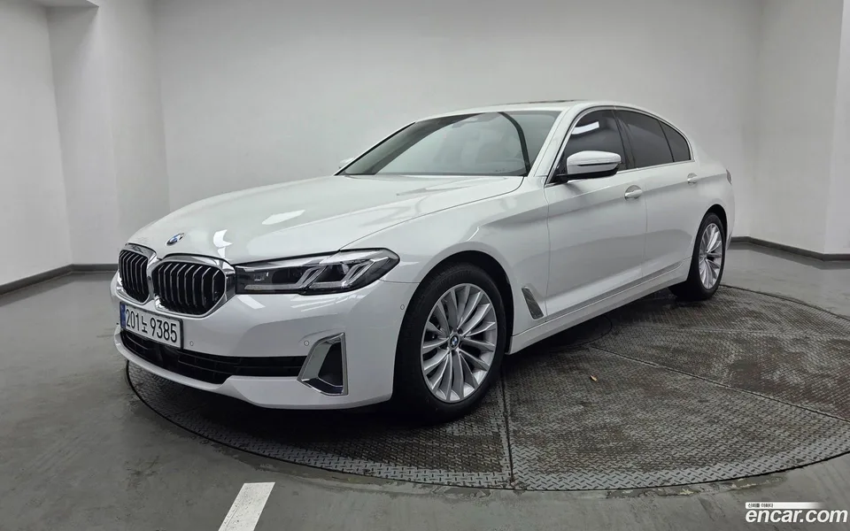 BMW 5 Series 520i 2023 — photo 1, buy with delivery to Moscow