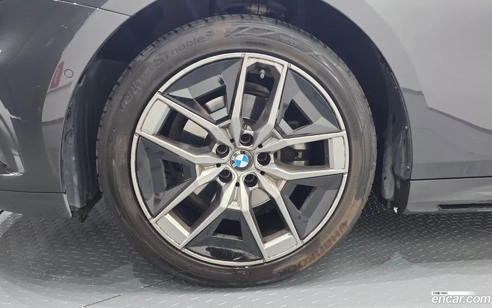 BMW 5 Series 520i 2023 — thumbnail 2