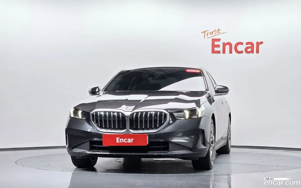 BMW 5 Series 520i 2023 — thumbnail 3