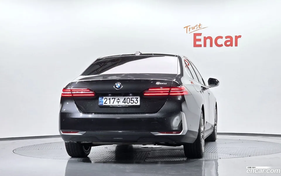 BMW 5 Series 520i 2023 — thumbnail 4