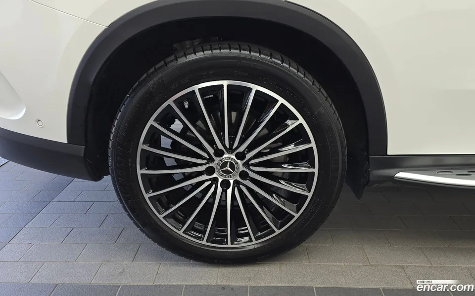 Mercedes-Benz GLC-Class GLC300 4MATIC AMG Line 2023 — thumbnail 2