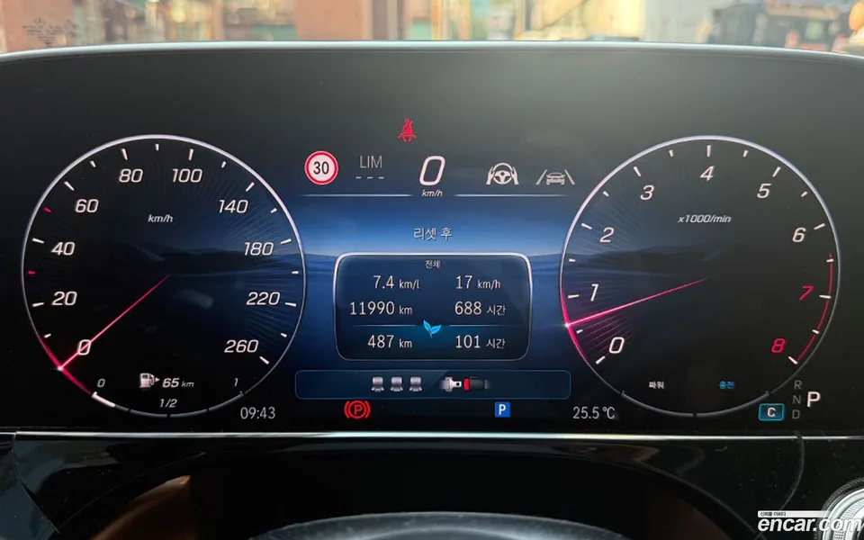 Mercedes-Benz E-Class E300 4MATIC AMG Line 2025 — thumbnail 2
