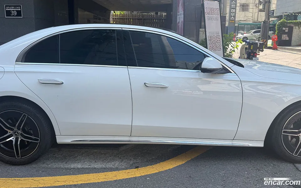 Mercedes-Benz E-Class E300 4MATIC AMG Line 2025 — thumbnail 3