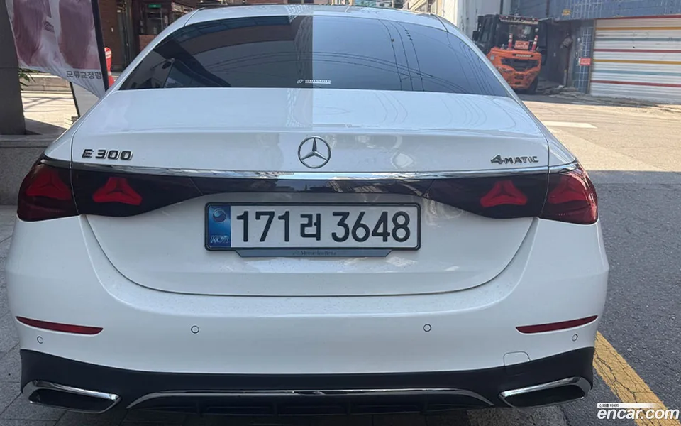 Mercedes-Benz E-Class E300 4MATIC AMG Line 2025 — thumbnail 4