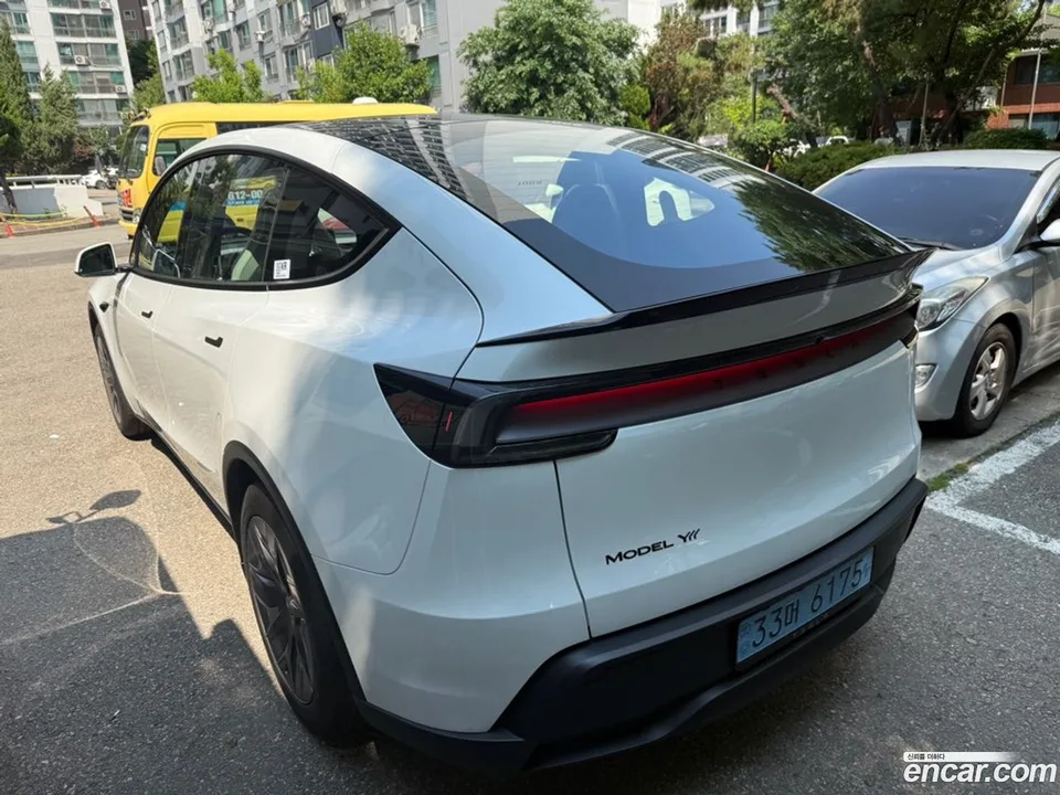 Tesla Model Y L AWD 2026 — миниатюра 2
