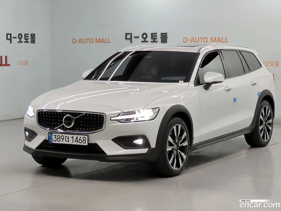 Volvo V60 Cross Country B5 AWD 2026 — photo 1, buy with delivery to Moscow