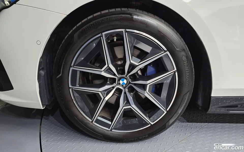 BMW 5 Series 520i M 2023 — thumbnail 2