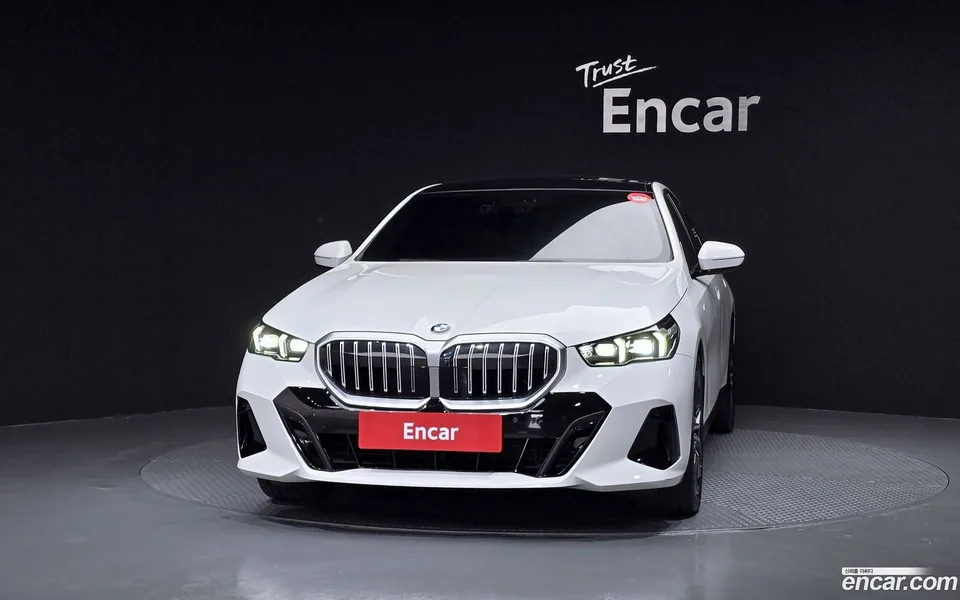BMW 5 Series 520i M 2023 — thumbnail 3