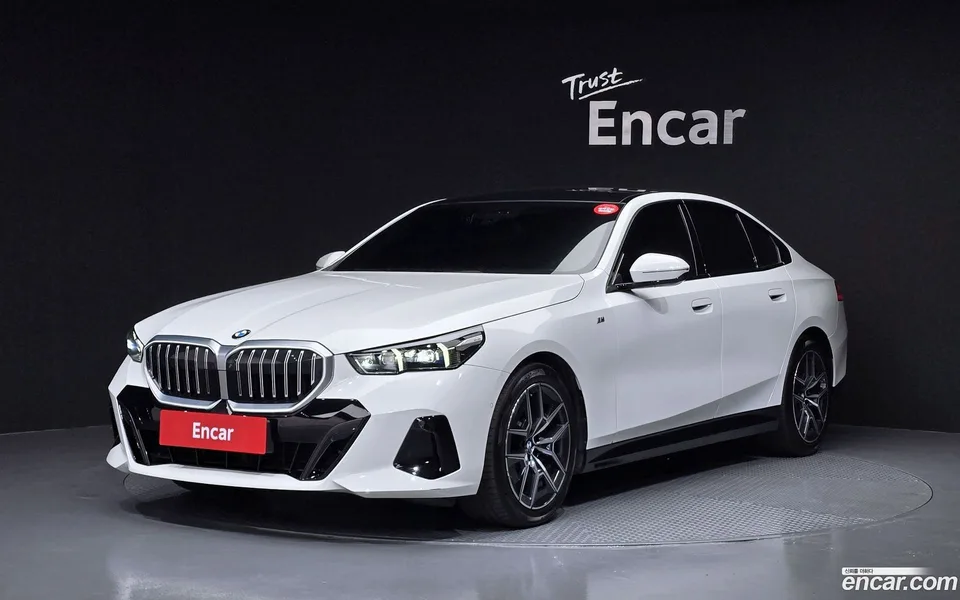 BMW 5 Series 520i M 2023 — photo 1, buy with delivery to Moscow