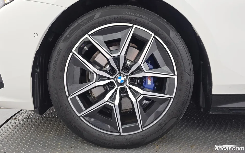 BMW 5 Series 520i M 2025 — thumbnail 2