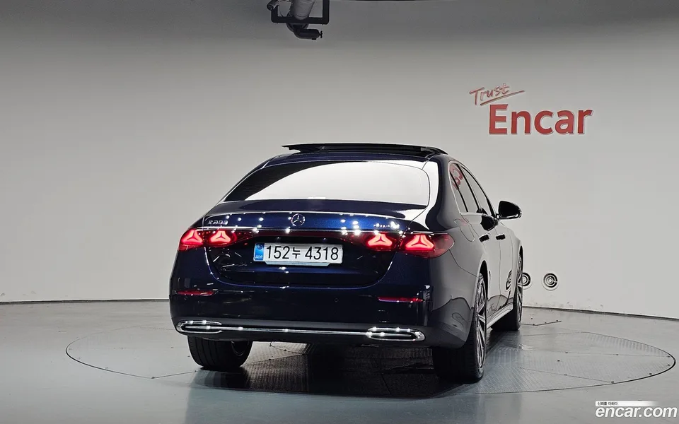 Mercedes-Benz E-Class E300 4MATIC 2024 — thumbnail 4