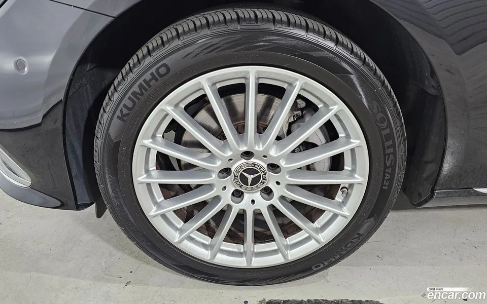 Mercedes-Benz E-Class E220d 4MATIC 2023 — thumbnail 2