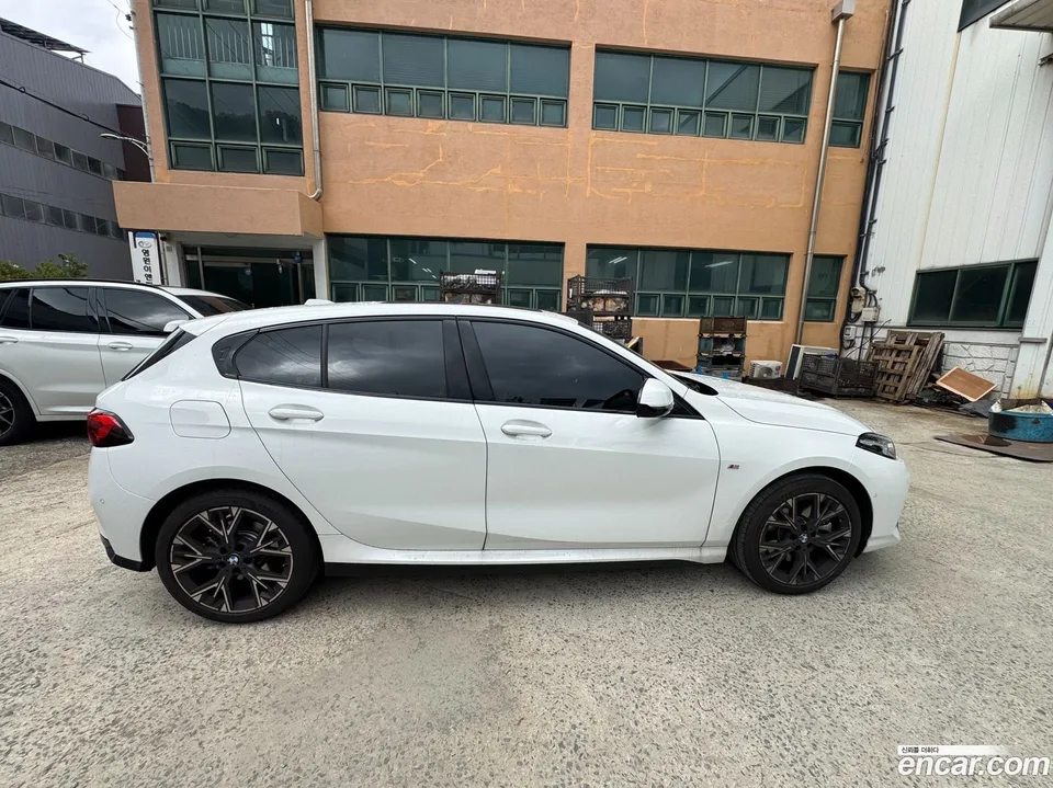 BMW 1 Series 120 M 2025 — thumbnail 3