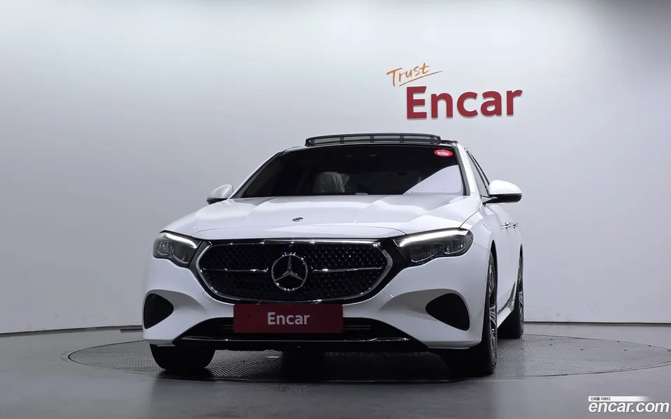 Mercedes-Benz E-Class E200 2024 — thumbnail 3