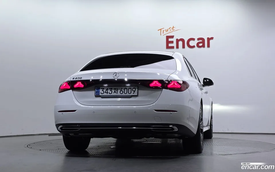 Mercedes-Benz E-Class E200 2024 — thumbnail 4