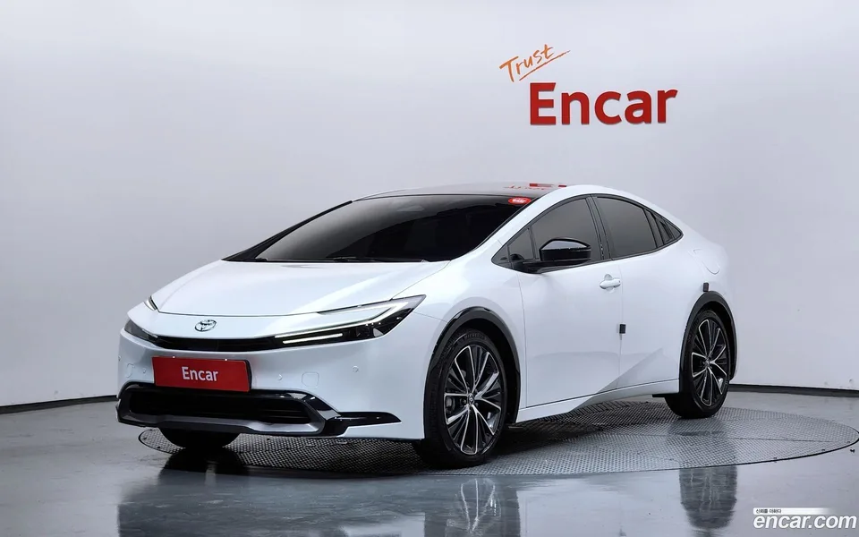 Toyota Prius 2.0 XLE 2025 — photo 1, buy with delivery to Moscow