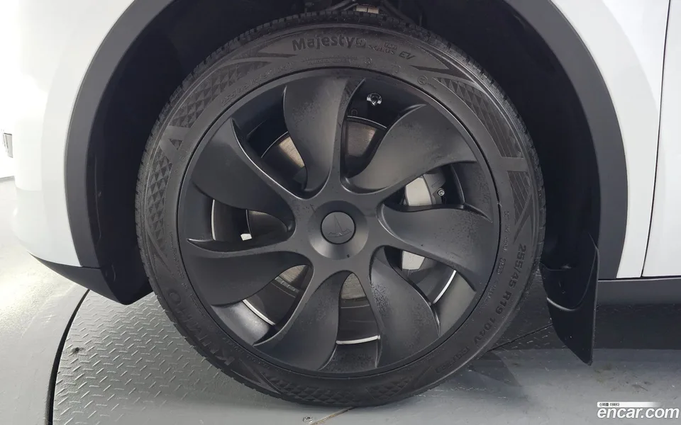 Tesla Model Y RWD 2023 — thumbnail 2