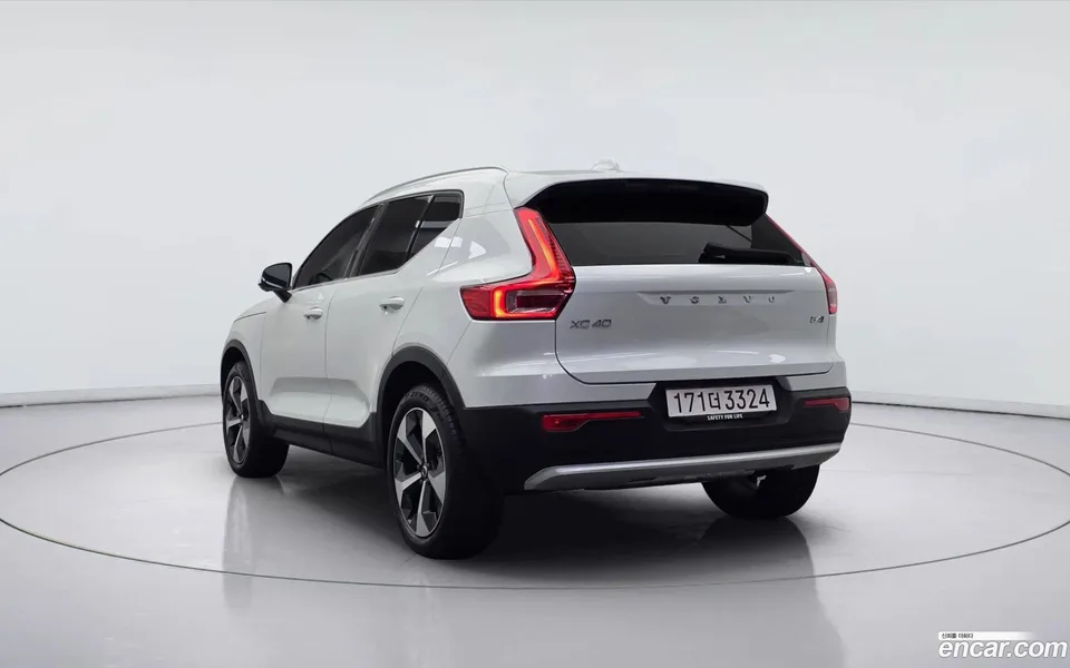 Volvo XC40 B4 2025 — thumbnail 3