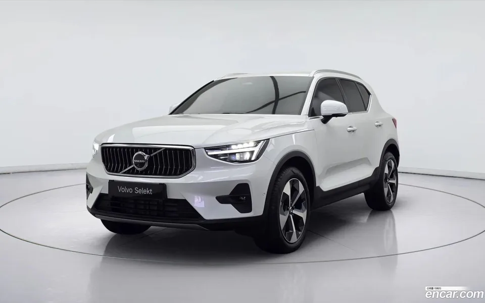 Volvo XC40 B4 2025 — photo 1, buy with delivery to Moscow