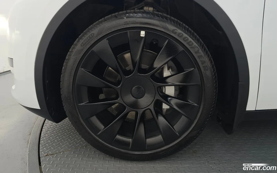 Tesla Model Y RWD 2023 — thumbnail 2