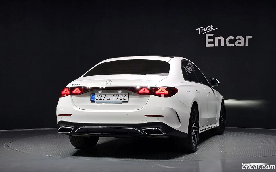 Mercedes-Benz E-Class E200 AMG Line 2026 — thumbnail 4
