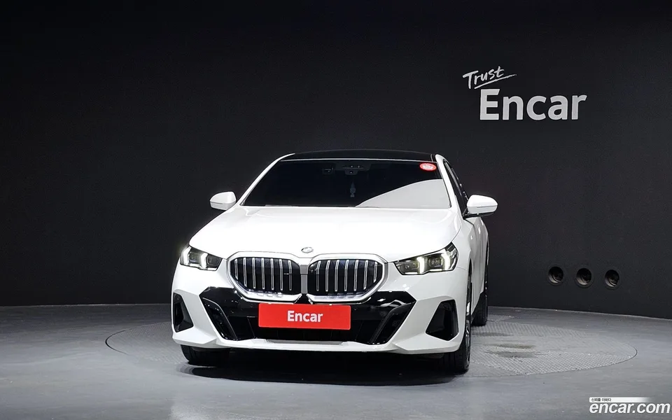BMW 5 Series 520i M 2024 — thumbnail 3