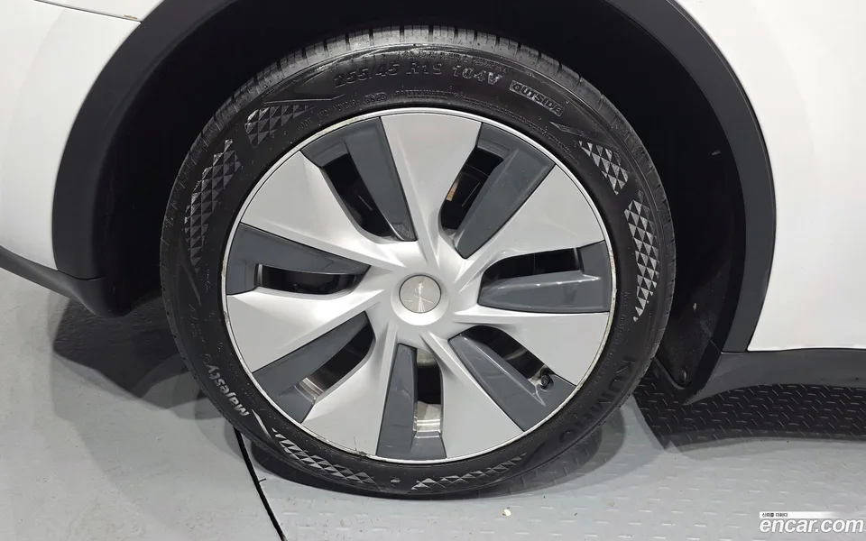 Tesla Model Y RWD 2023 — thumbnail 2