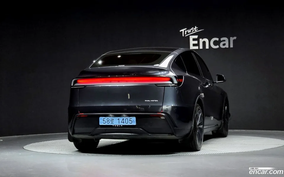 Tesla Model Y AWD 2025 — thumbnail 4