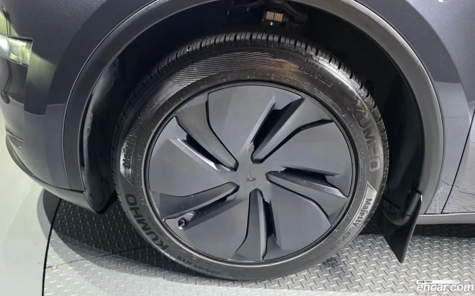 Tesla Model Y AWD 2025 — thumbnail 5