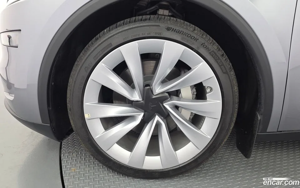 Tesla Model Y AWD 2025 — миниатюра 5