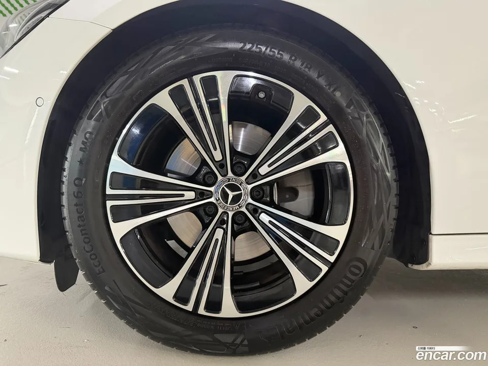 Mercedes-Benz E-Class E200 2024 — thumbnail 2