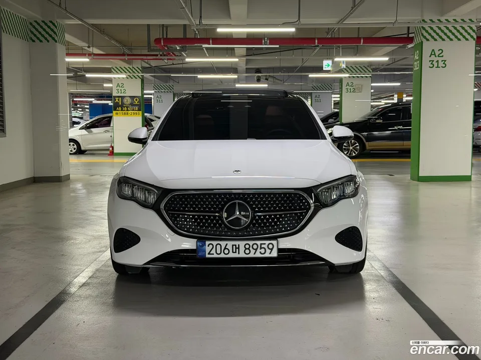 Mercedes-Benz E-Class E200 2024 — thumbnail 3